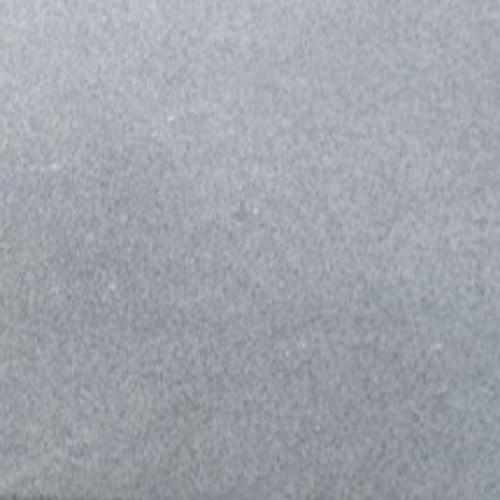 menghadap batu granit abu-abu untuk perapian