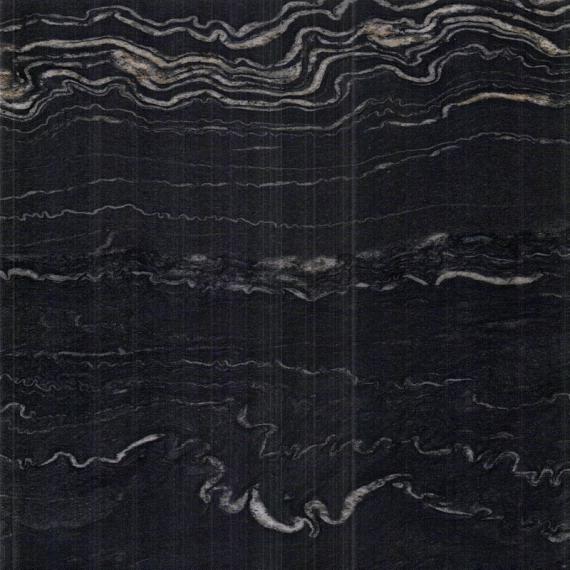 Permukaan marmer berurat hitam dan emas di dalam ruangan